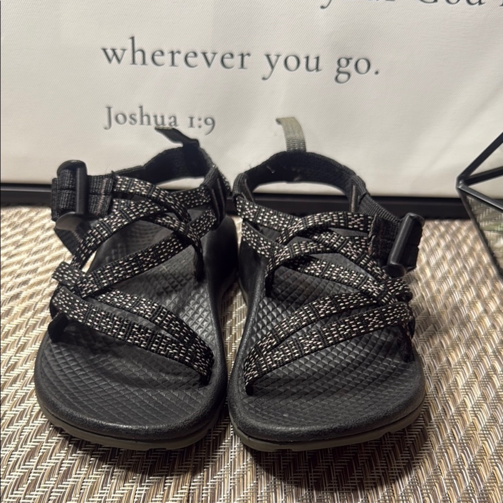 Chaco Black Outdoor Sandals Durable and Comfortable Girls SZ 11 Box1